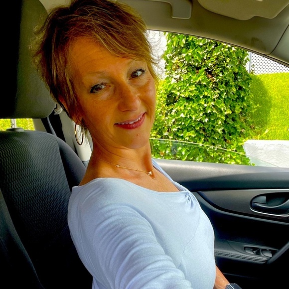 Meet your Posher, Dawn - Picture 2 of 9